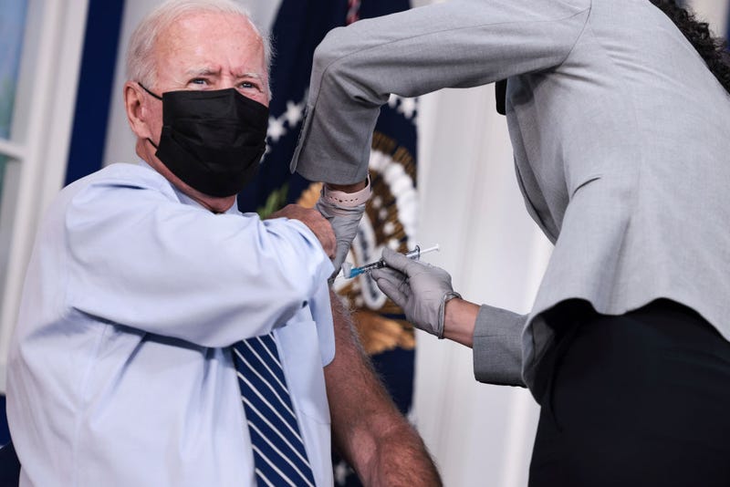 Joe Biden recibe su tercera vacuna contra el COVID-19