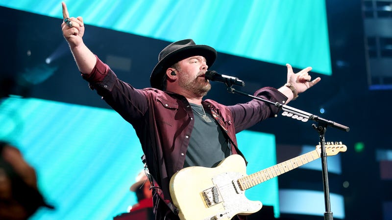 Fans throw 600 Roses at Lee Brice to appreciate his 'Soul'