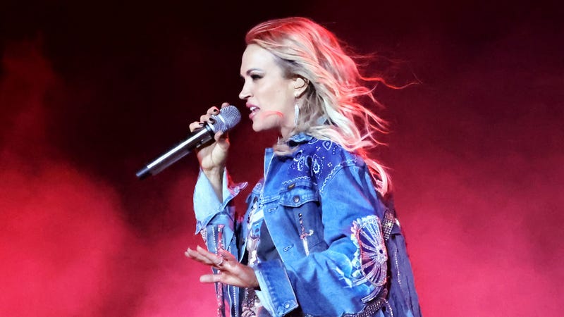 Carrie Underwood makes impromptu bar performance