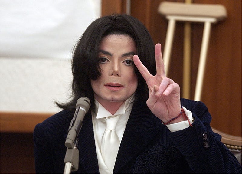 Singer Michael Jackson testifies during his civil trial in Santa Maria Superior Court on December 3, 2002 in Santa Maria, California.