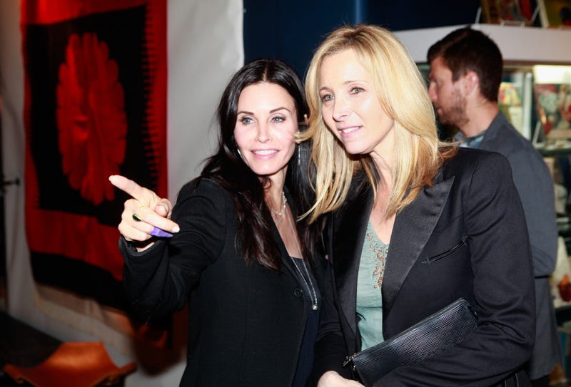 courteney cox and lisa kudrow check out art at a modernism opening in la 2013