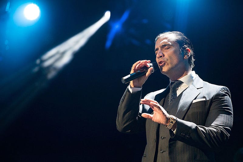 Alejandro Fernandez cantando en el escenario