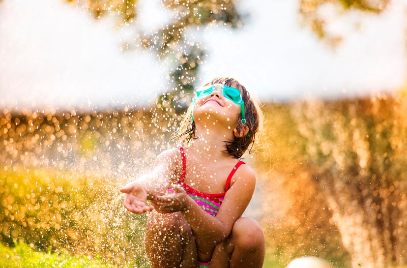 niña jugando afuera