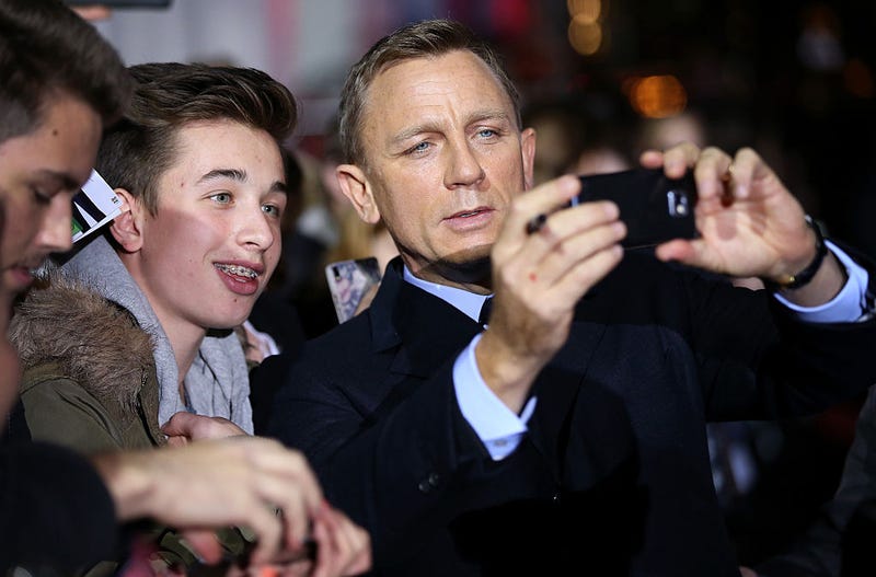 daniel craig takes selfie with fan at spectre premiere