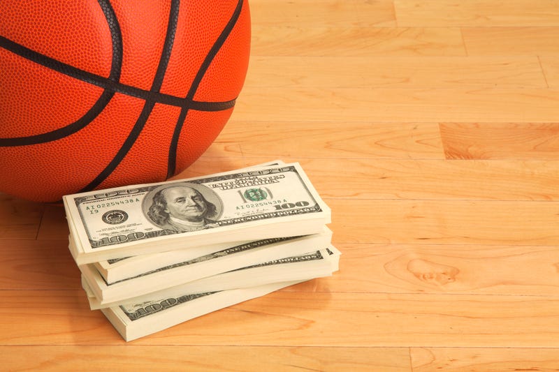 Lucky Lakers fan sinks half-court shot to win $75,000