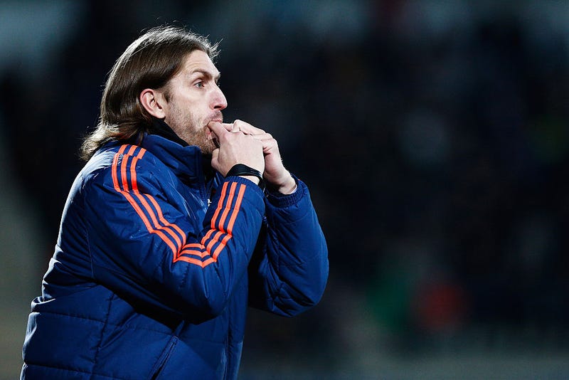El entrenador de Anderlect, Nicolas Frutos, reacciona al margen durante el partido de cuartos de final de la Liga Juvenil de la UEFA entre Anderlecht y Barcelona celebrado en el estadio Van Roy el 8 de marzo de 2016 en Denderleeuw, Bélgica.