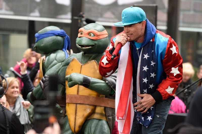 vanilla ice performs with mutant teenage ninja turtles in 2016