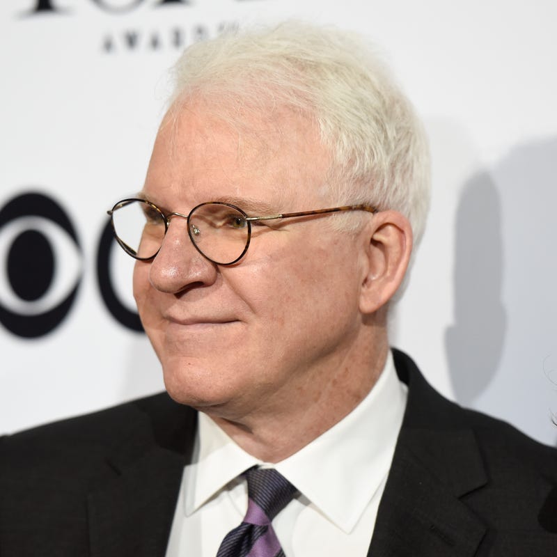 steve martin smiles on red carpet