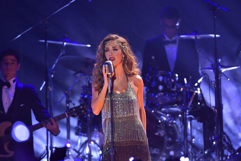 Anahí canta en el escenario