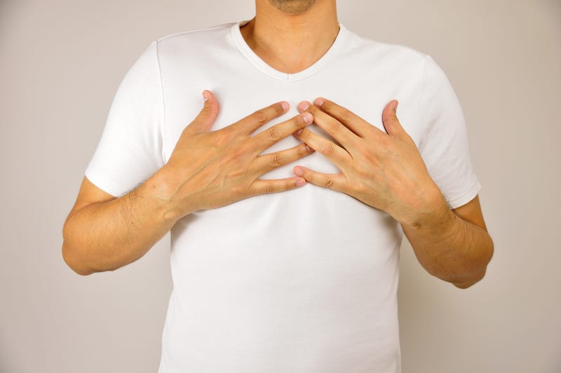 hombre respirando profundamente