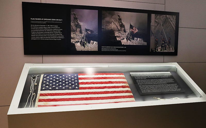 La bandera desapareció por unos días durante la limpieza de los escombros pero luego fue devuelta por una persona a la policia de NY.