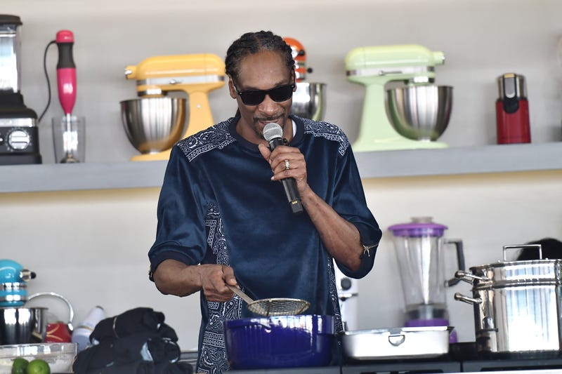 snoop dogg whipping food up in the kitchen