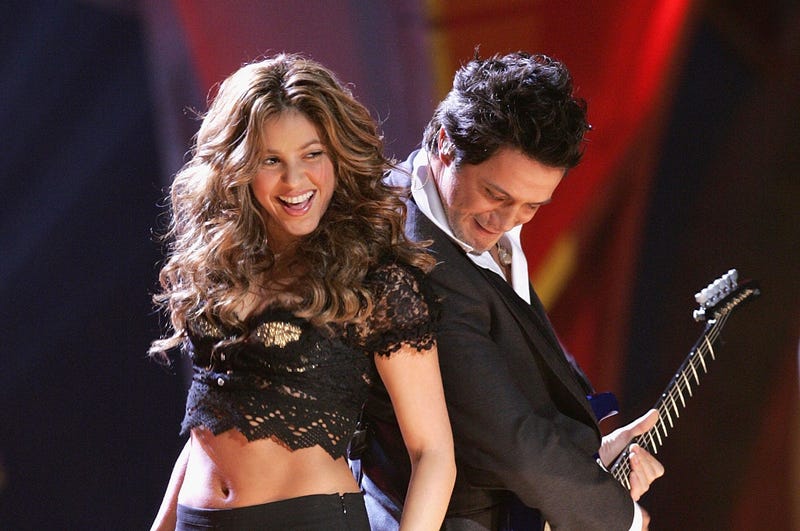 Singer Shakira performs with singer Alejandro Sanz onstage at the 7th Annual Latin Grammy Awards at Madison Square Garden November 2, 2006 in New York City.
