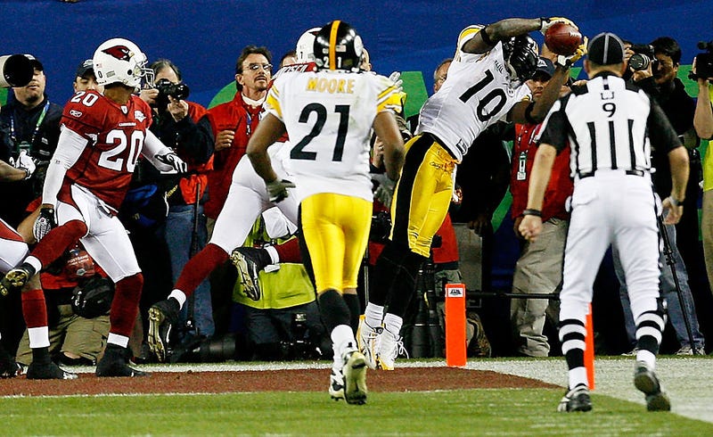 : Santonio Holmes #10 of the Pittsburgh Steelers catches a 6-yard touchdown pass in the fourth quarter