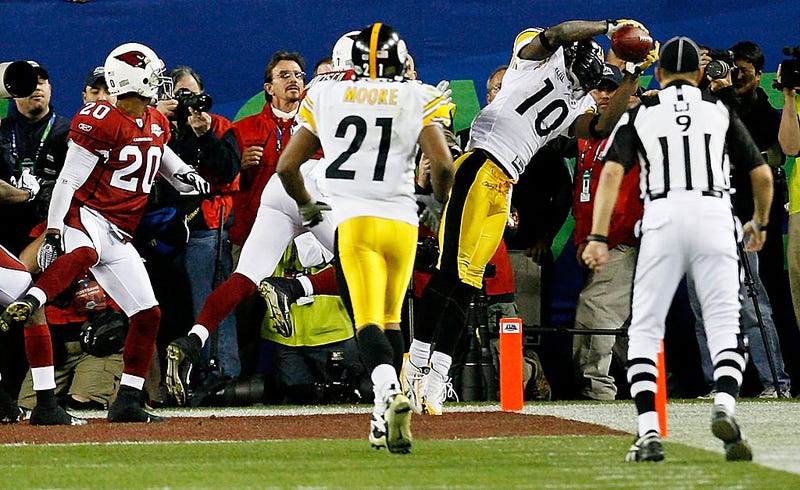 : Santonio Holmes #10 of the Pittsburgh Steelers catches a 6-yard touchdown pass in the fourth quarter 