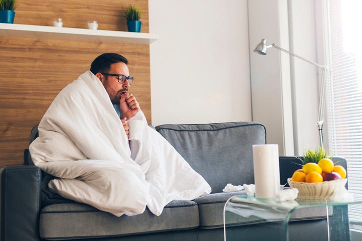 hombre tosiendo con fiebre