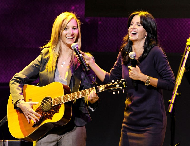 lisa kudrow and courteney cox perform in 2009