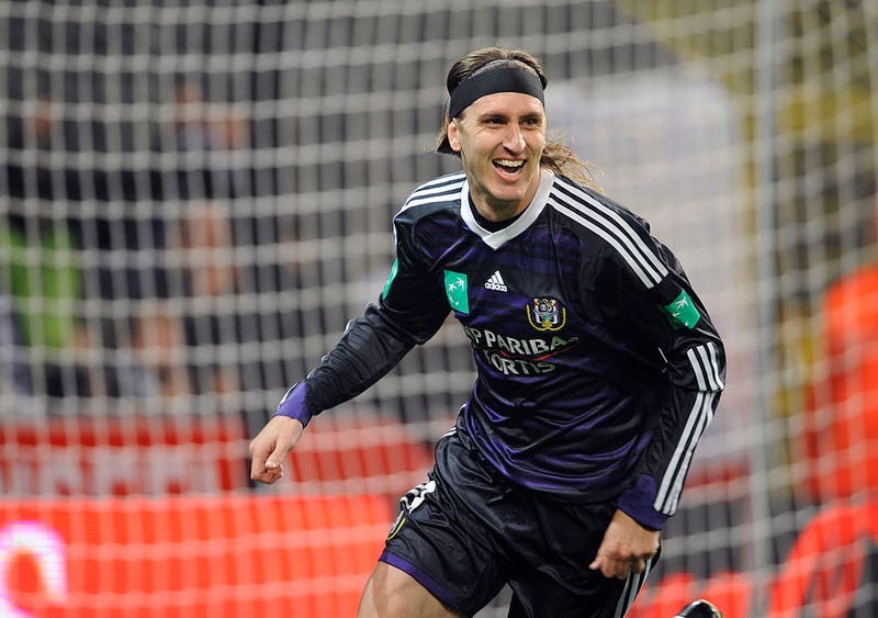 Nicolas Frutos de RSC Anderlecht celebra su gol durante el partido de la Copa Cofidis belga entre RSC Anderlecht y RCS Verviers celebrado el 28 de octubre de 2009 en el Constant Vanden Stock Stadium, en Bruselas, Bélgica.