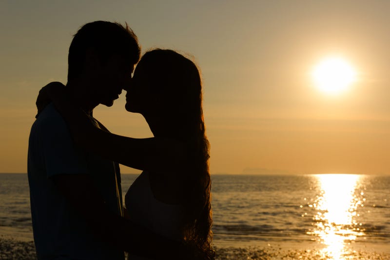 couple kiss
