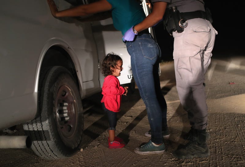 Una solicitante de asilo hondureña de dos años llora mientras su madre es registrada y detenida cerca de la frontera entre Estados Unidos y México el 12 de junio de 2018 en McAllen, Texas.