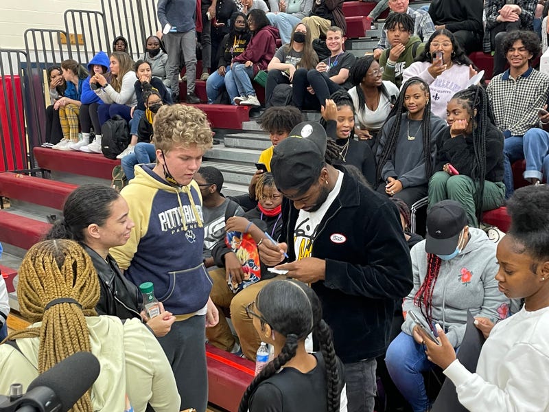 Najee Harris signing autographs