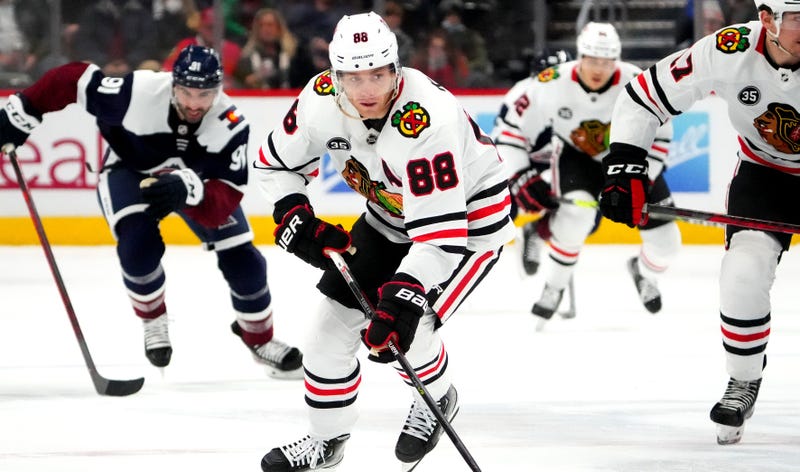 Blackhawks right wing Patrick Kane (88) controls the puck in the first period against the Avalanche.