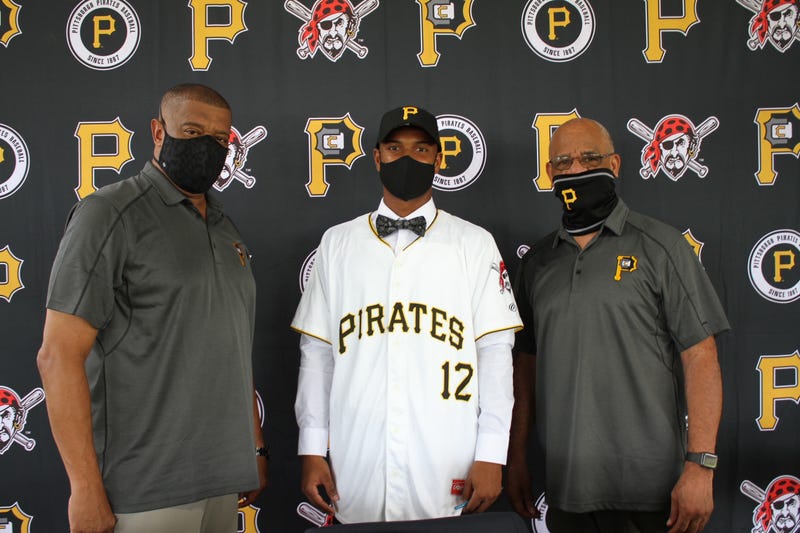 Bucs make splash, sign int prospect Polanco (not that one)