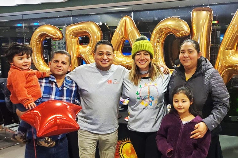 Chepe y Patricia De Lima de El Zol 107.9 con una familia en el radiotón para beneficiar Children's National