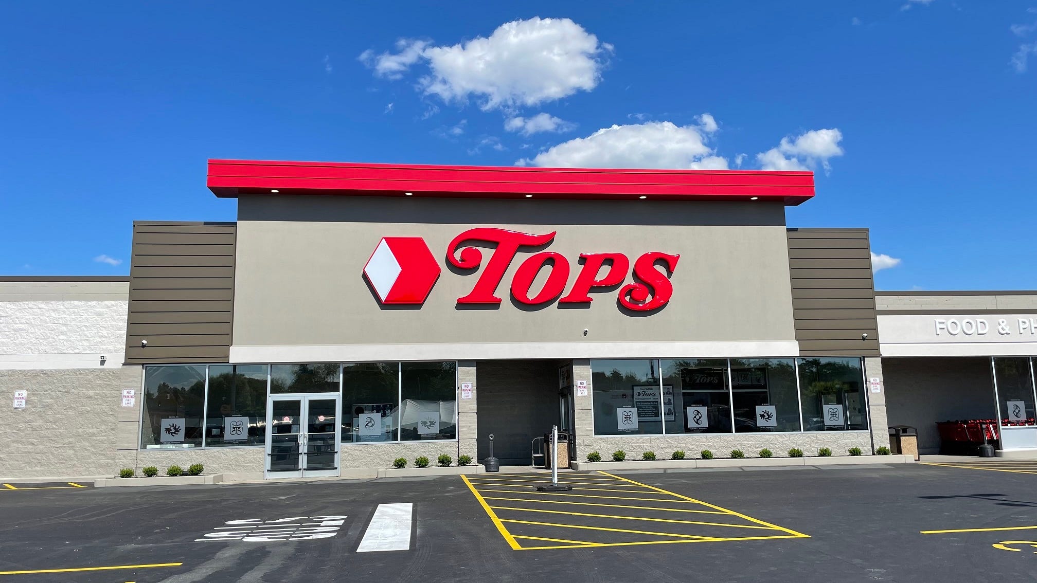 Two arrested after bringing gun to Tops on Jefferson Avenue, pointing it at bystander