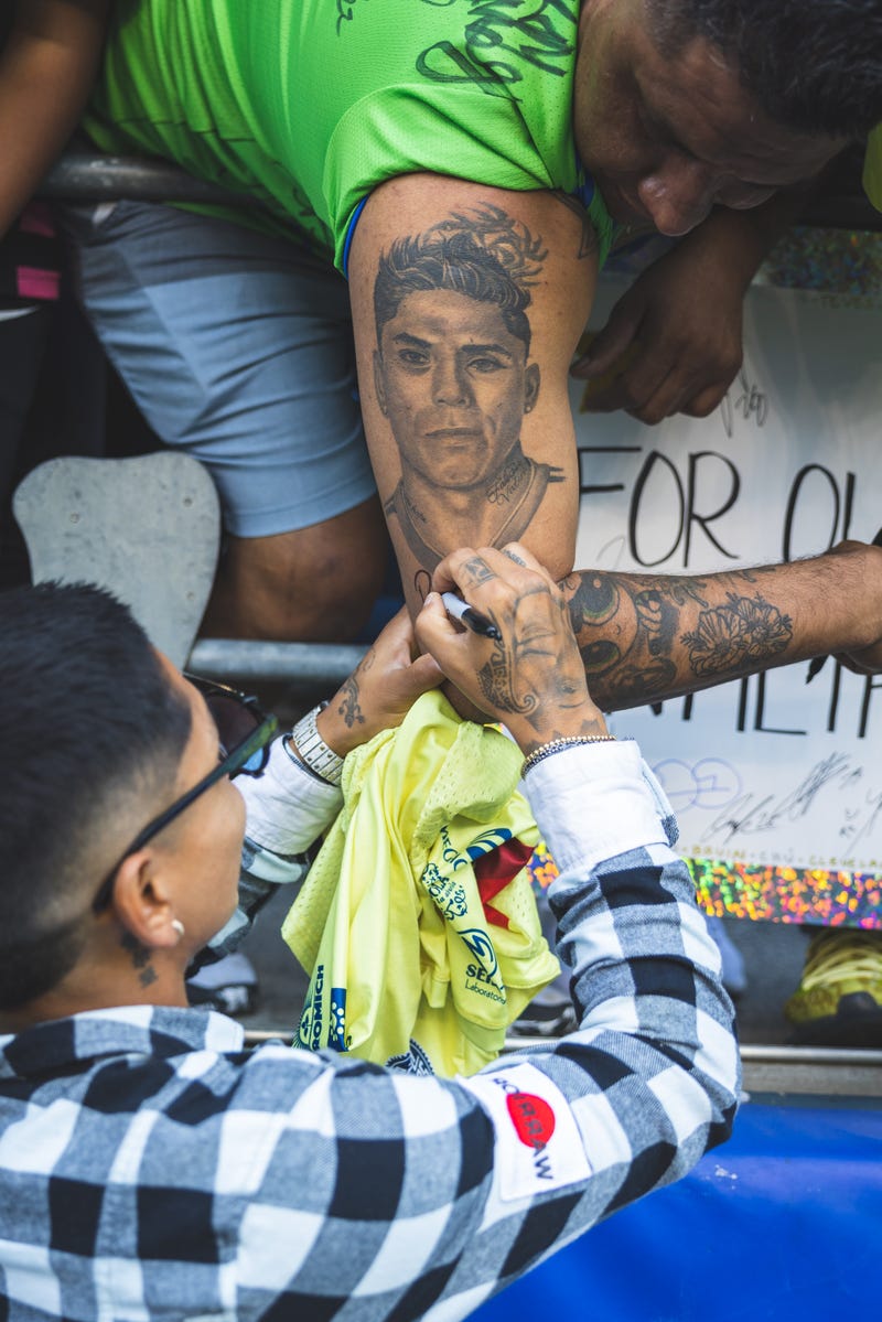 Raul Ruidiaz signing a tattoo of Raul Ruidiaz