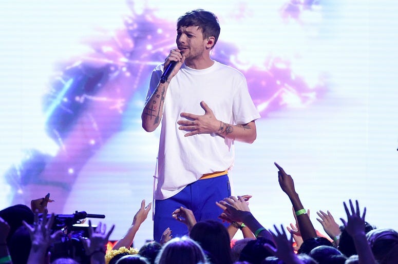 Louis Tomlinson performs onstage during the Teen Choice Awards 2017