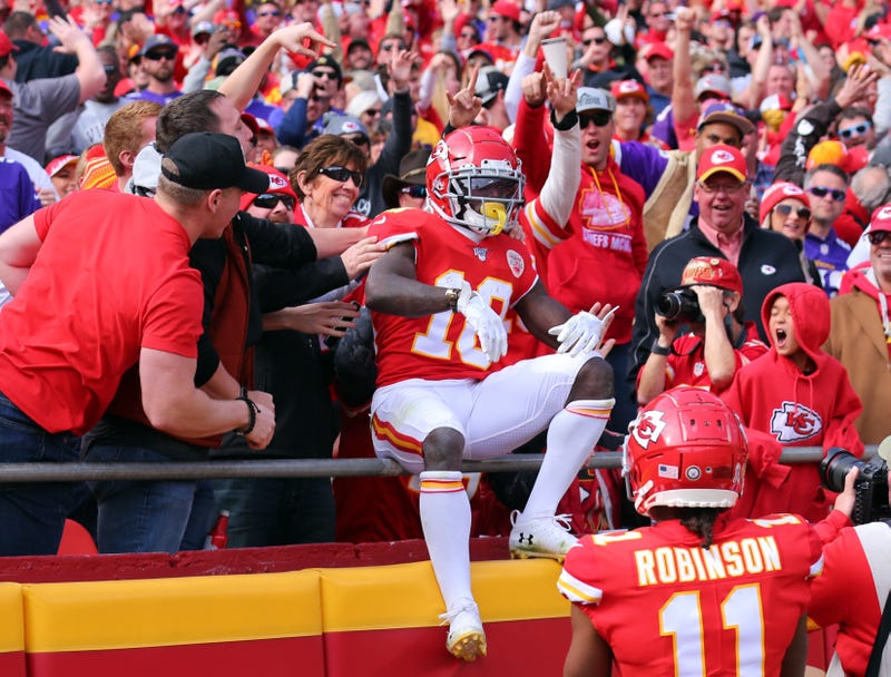 Tyreek Hill and the Chiefs pulled out a big win over the Vikings.