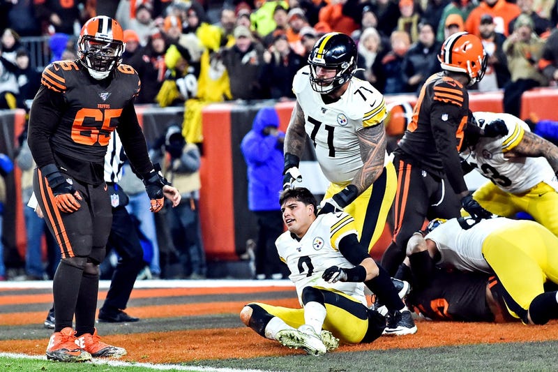 Kansas City Chiefs quarterback Patrick Mahomes (15) is chased out of the pocket by Cincinnati Bengals defensive tackle Larry Ogunjobi