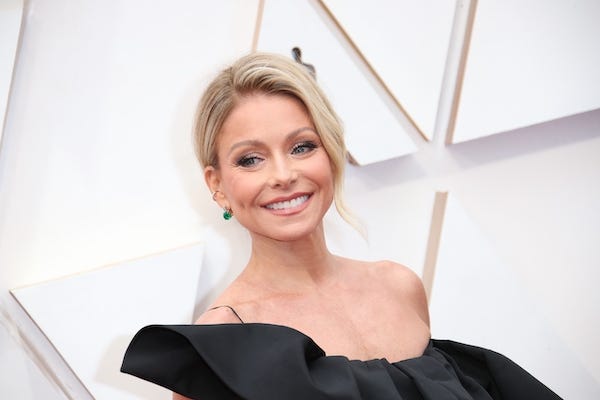 Kelly Ripa arrives at the 92nd Academy Awards
