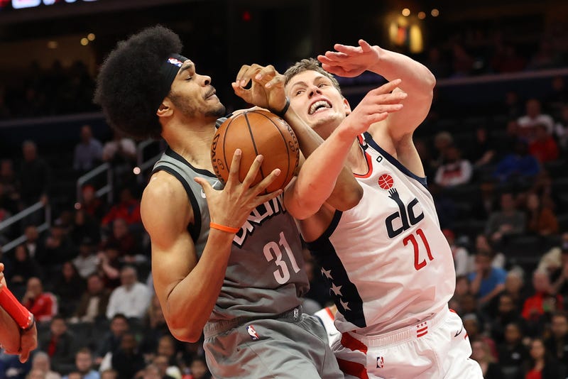 Jarrett Allen and Mo Wagner duel down low.