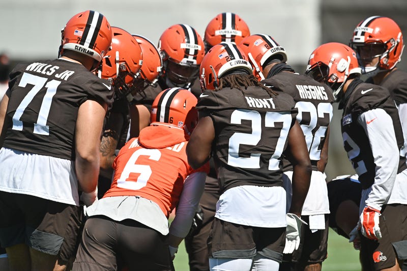 Cleveland Browns quarterback Baker Mayfield (6) relays a play to the offense during training camp at the Cleveland Browns training facility.