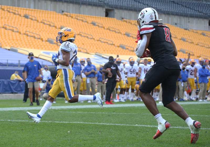 running back Vincent Davis (22) scores a tuchdown against the Austin Peay Governors