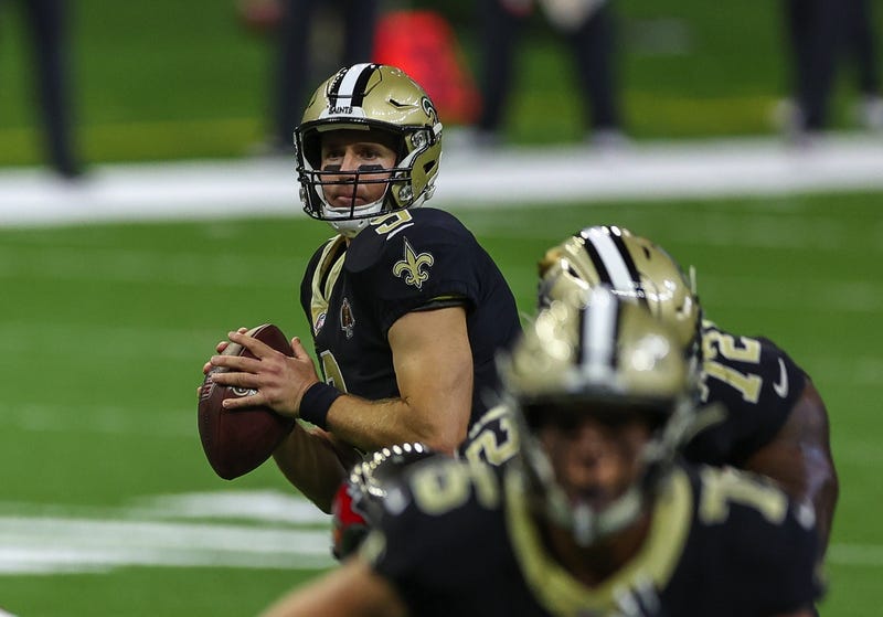New Orleans Saints quarterback Drew Brees (9) looks to throw against the Tampa Bay Buccaneers during the first quarter at the Mercedes-Benz Superdome.