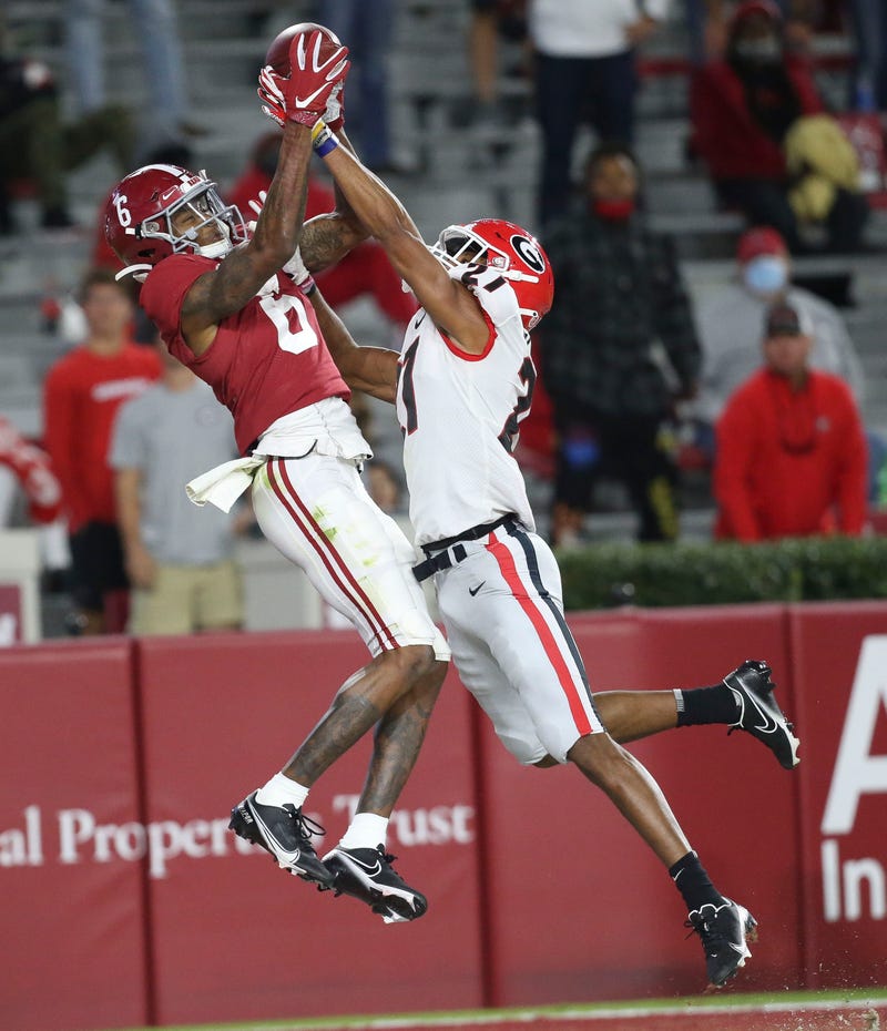DeVonta Smith of Alabama scores a touchdown against Georgia