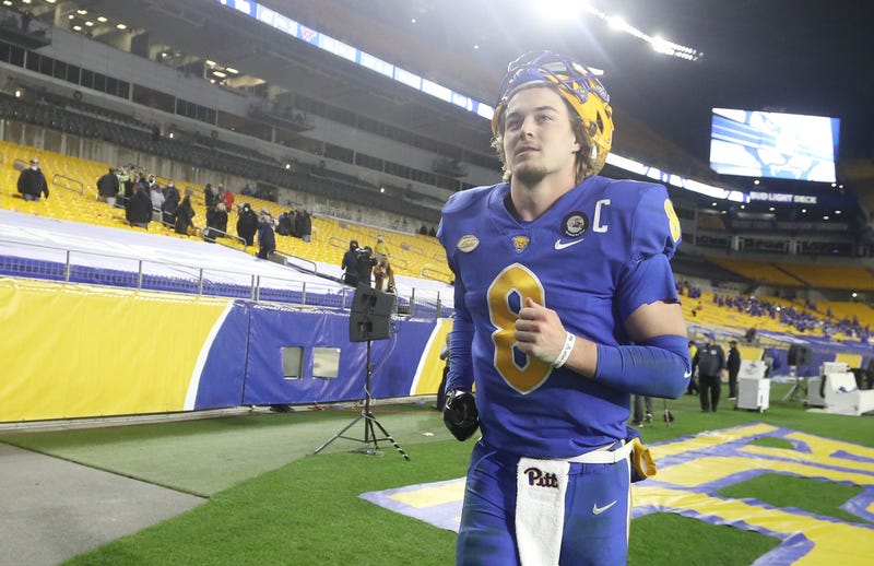QB Kenny Pickett leaves the field