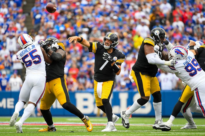 Ben Roethlisberger throws a pass