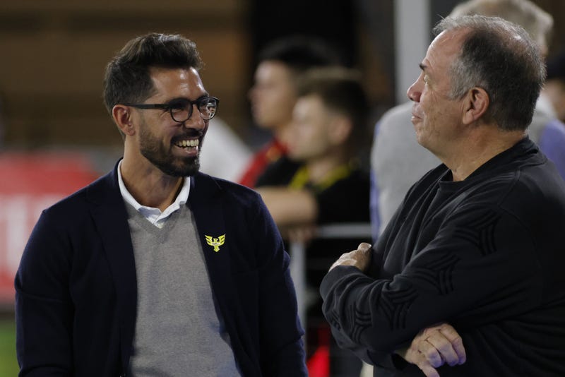 ambos directores técnicos intercambiando saludo, Hernan Losada del dC. United (Izq) y Bruce Arena del New England Revolution (Der) el 20 de Octubre 2021 en el Audi Field.