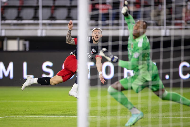 Arriola vence a Eloy Room en el minuto 3, D.C. United vs Colombus Crew
