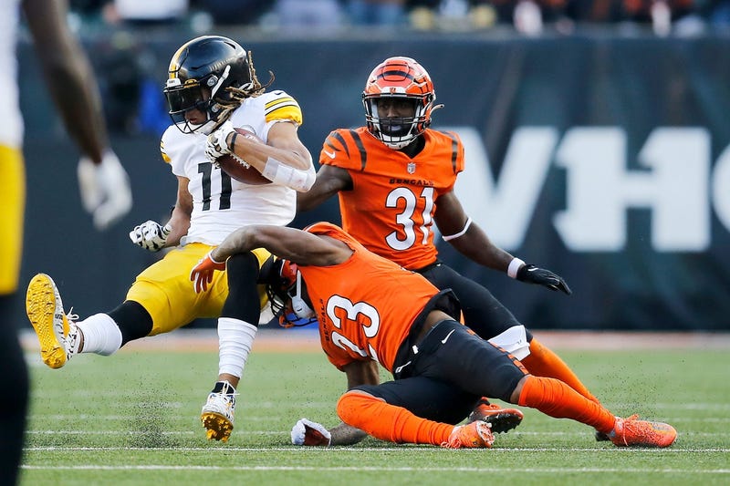 Pittsburgh Steelers wide receiver Chase Claypool (11) is pulled down by Cincinnati Bengals cornerback Darius Phillips (23)