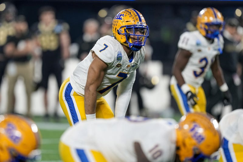 SirVocea Dennis at middle linebacker