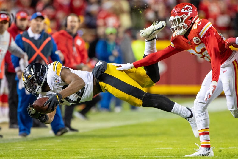 Najee Harris runs against the Chiefs