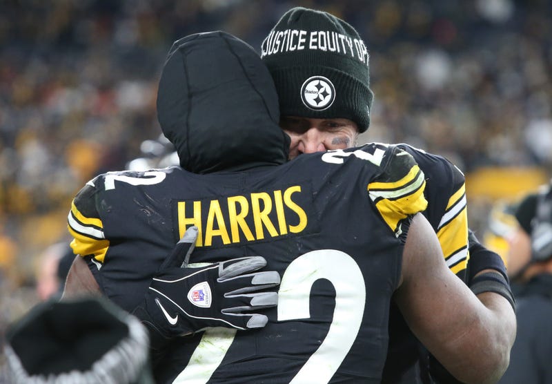Ben Roethlisberger hugs Najee Harris