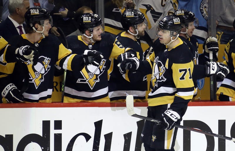Pittsburgh Penguins center Evgeni Malkin (71) celebrates his goal with the Penguins bench against the New York Rangers