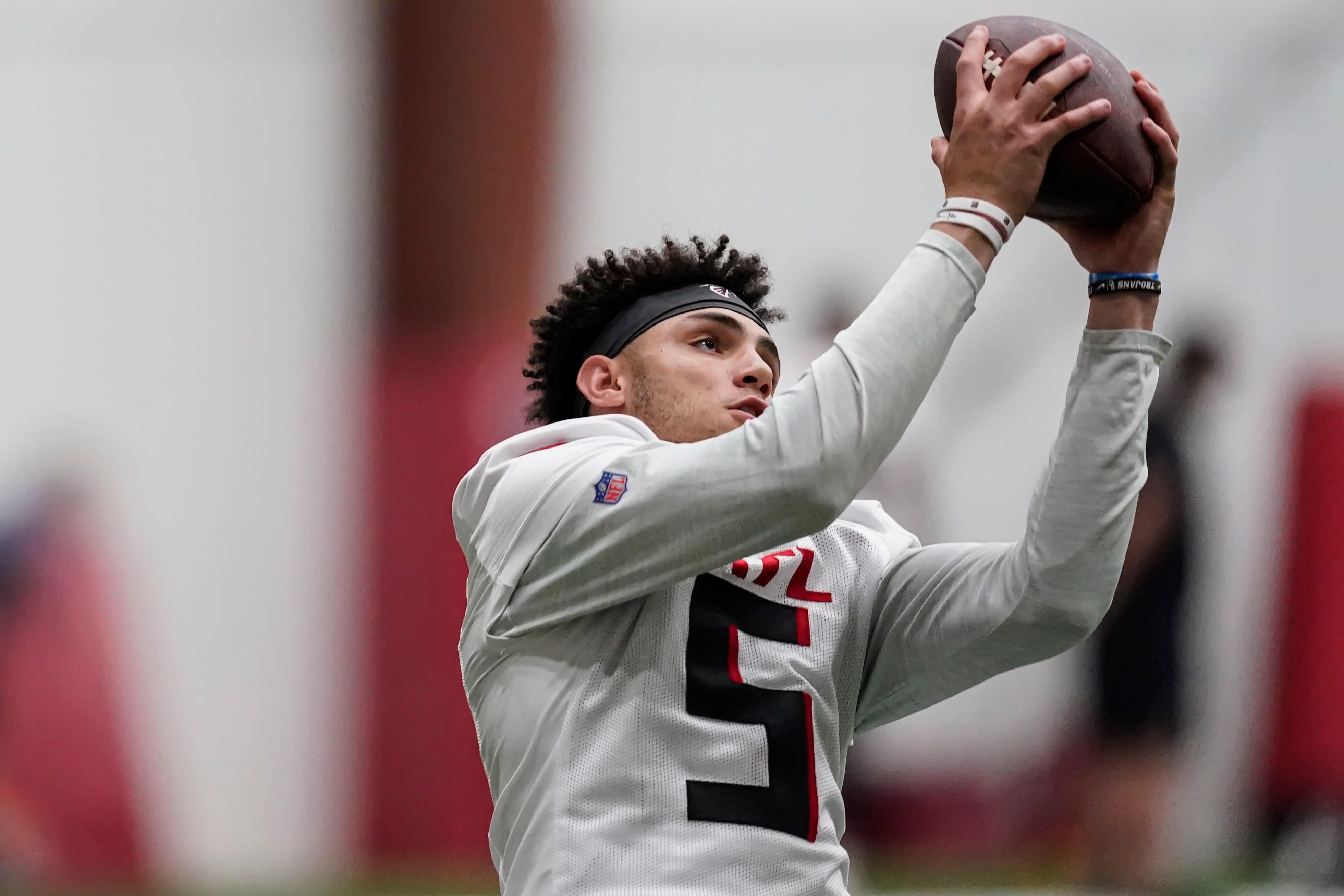 The Falcons' Secret Weapon Is A Rookie: Get Ready To Be Amazed - o90ofdd