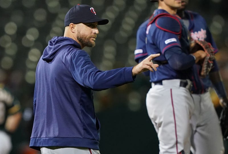 Rocco Baldelli makes a pitching change for the Twins.